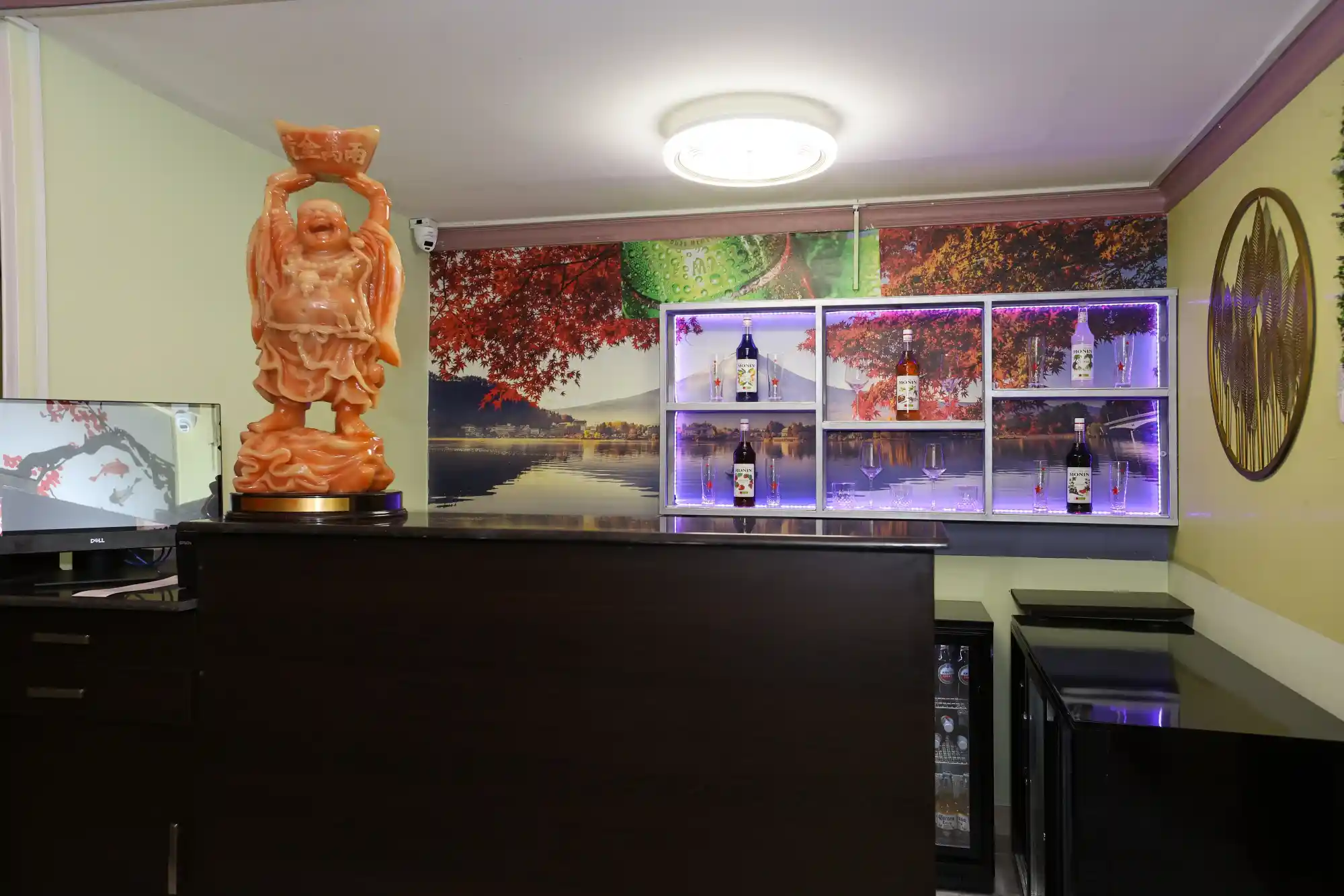 Goenchin ground floor lounge and bar area
